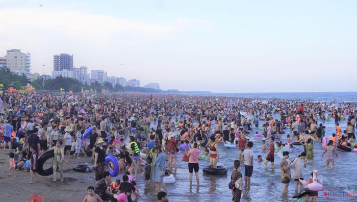 Mặt nước nóng ran, du khách vẫn ùn ùn kéo xuống tắm biển Sầm Sơn